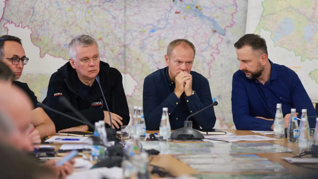 Premier Donald Tusk na sztabie kryzysowym