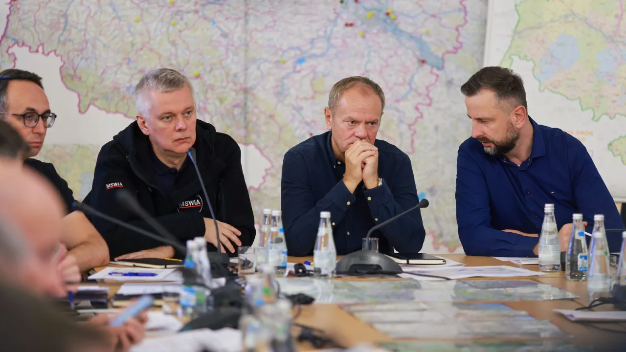 Premier Donald Tusk na sztabie kryzysowym