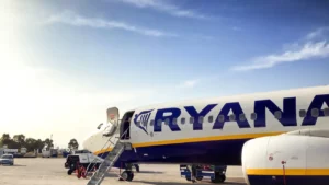 Ryanair kusi niskimi cenami na święta. Sprawdź, jak zaoszczędzić!